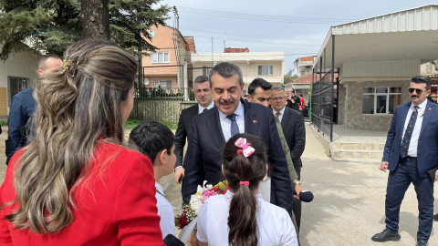 Seçim vaadi olarak bakanı sınıfa getirdi