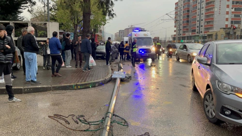 İftar saati otomobil otobüs durağına daldı: 2'si ağır 6 yaralı