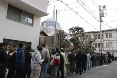 3 kez bayram namazı kıldılar