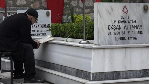 İlk ziyaretleri şehitliklere oldu