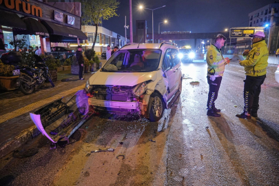 Bursa'da 4 aracın karıştığı kazada 3 kişi yaralandı