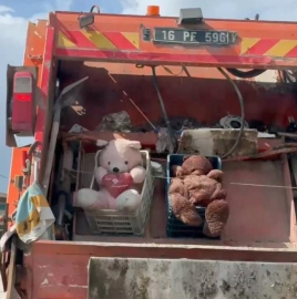 Çöp kamyonuna bakan hayrete düştü