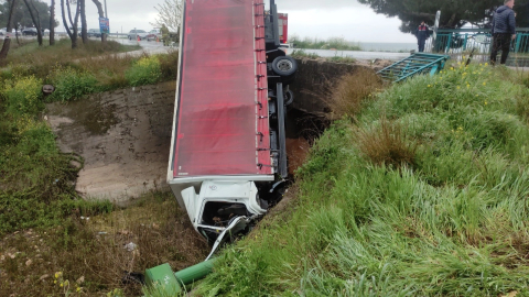 Bursa'da virajı alamayınca asılı kaldı