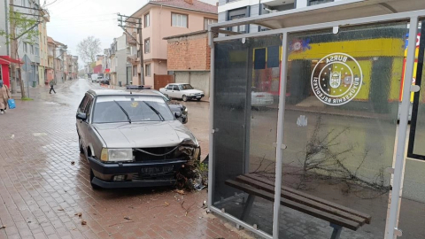 'Dur' ihtarına uymayan ehliyetsiz sürücü durağa çarptı