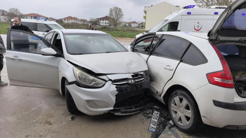 Bursa'da kontrolden çıkan otomobil park halindeki araçlara çarptı: 5 yaralı