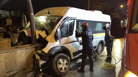 Minibüs alt geçide daldı