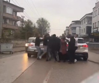 Bursa’da "yol verme" kavgası: Sürücüler ve yolcular birbirine girdi