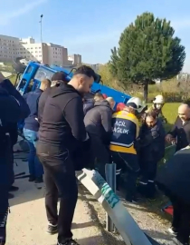 Bursa'da kargo aracı devrildi