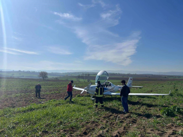 Bursa'da uçak tarlaya zorunlu iniş yaptı
