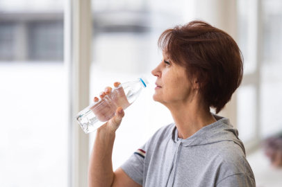 Her 30 dakikada bir yudum suyla ses tellerinizi koruyun!