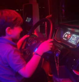 7 yaşındaki oğluna TIR kullandırıp, görüntüleri sosyal medyada paylaştı!