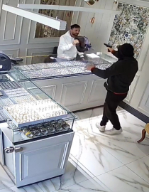 Altınları almadan kaçmışlardı... Tutuklandılar!