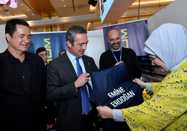 Ali Koç'tan Emine Erdoğan'a forma hediyesi