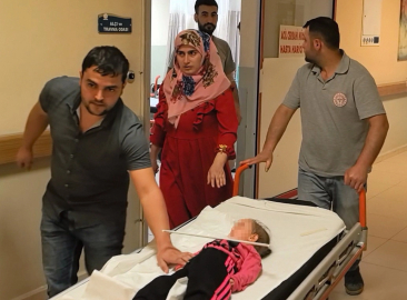 2 yaşındaki çocuğun çenesine askı saplandı