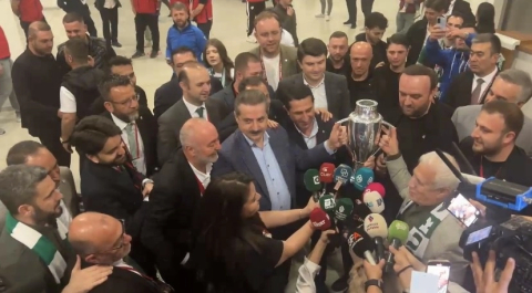 Faruk Çelik ve Mustafa Bozbey şampiyonluk kupasını birlikte kaldırdı