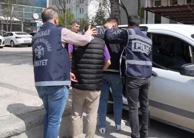 Eşinin telefonuna mesaj atan akrabasını sokak ortasında vurdu