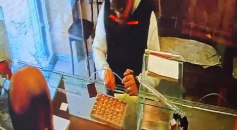 Kuyumcunun dalgınlığı pahalıya patladı! 570 bin liralık altın çaldı