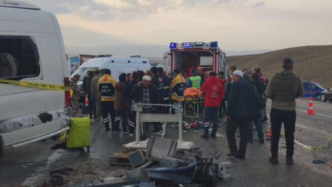 Yolcu otobüsü ile kamyonet çarpıştı! Ölü ve yaralılar var