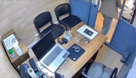 Deprem oldu, çayını bırakmadı: Sakinliğin bu kadarı!