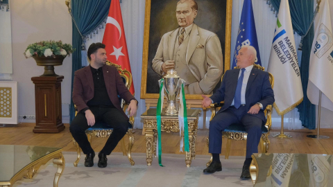 Bursaspor yönetimi şampiyonluk kupasıyla Bursa Büyükşehir Belediyesi'nde