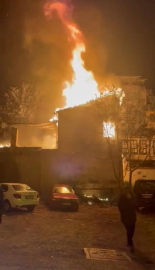 Bursa'da tarihi bina alevlere teslim oldu