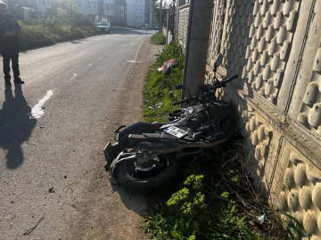 Bursa'da feci kaza! Genç sürücü önce duvara sonra direğe çarptı