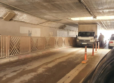 Bursa'da kamyonet alt geçide sıkıştı