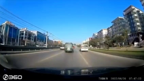 Makas atarak trafiği tehlikeye sokan otomobil kamerada