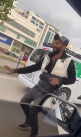 Bedenine ritim girdi... Çiçekçiden anında dans modu!