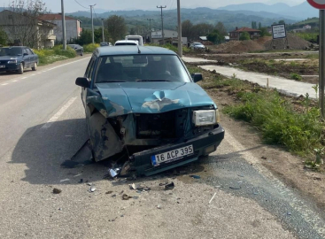 Bursa'da traktör ile otomobil çarpıştı: 1'i çocuk, 3 yaralı