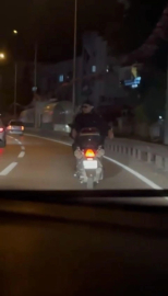 Ters bindi, yürekler ağza geldi! Motosiklet üzerindeki tehlikeli yolculuk...
