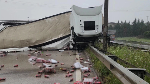 Bursa'da alkol yüklü tır kaza yaptı