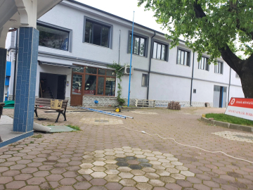 Din görevlisi tabela takarken yere düştü