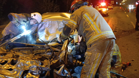 Bursa'da korkunç kaza! Otomobil kamyonun altına girdi, yarıya bölündü