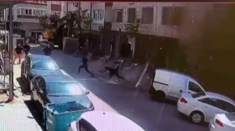 Sabah yaşanan depremde bir binanın balkonu çöktü!