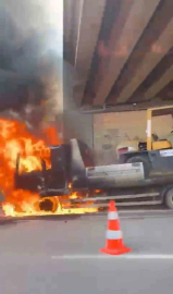 Forklift taşıyan kamyon alevlere teslim oldu