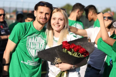 Yeşil sahalarda hem zafer hem aşk: Maç sonunda evlenme teklifi