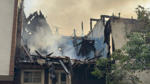 Görev başında facia: İtfaiyecilerin üzerine duvar düştü!