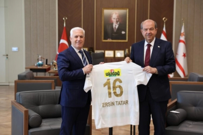Başkan Bozbey'den KKTC Cumhurbaşkanına Bursaspor hediyesi!
