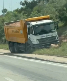 Dehşet anları: Kamyon bariyerleri aşıp karşı yola geçti