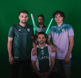 Taraftarlar bu anı bekliyordu! Bursaspor yeni sezon formalarını yayınlandı