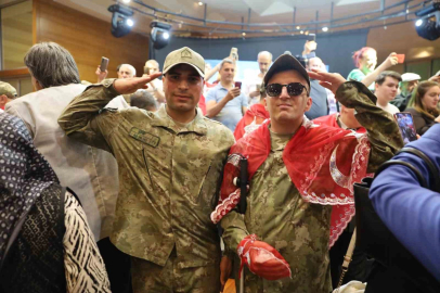 Bursa'da anlamlı gece... Özel gençlere asker kınası morali