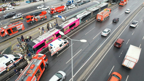 İki metrobüs çarpıştı! 2'si ağır 14 kişi yaralandı