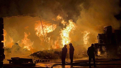 Nilüfer'de fabrika yangını az daha ormana sıçrıyordu