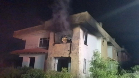 Bursa'da metruk bina alevlere teslim oldu