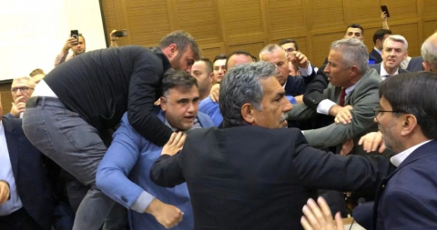 Bursa Büyükşehir Meclisi'nde gergin anlar! Kavga çıktı ...