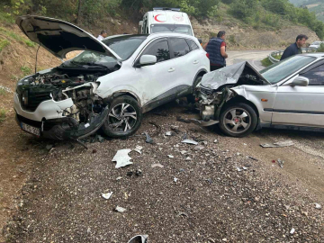 Bursa'da otomobil ile cip kafa kafaya çarpıştı: 3 yaralı