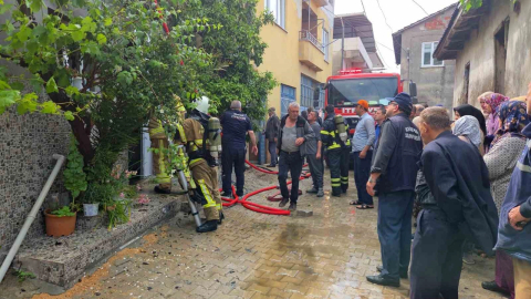 Bursa'da elektrik tesisatından çıkan yangın evi küle çevirdi