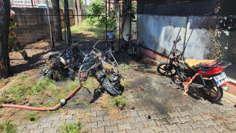 Okulun bahçesindeki 6 motosiklet cayır cayır yandı