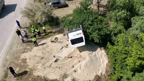 Tozu dumana katan minibüs ortalığı savaş alanına çevirdi